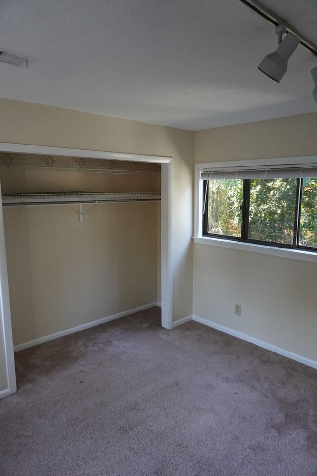 Building Photo - 195 Woodstone Dr