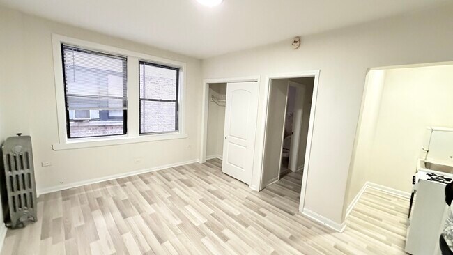 Building Photo - 839 W Sheridan Rd