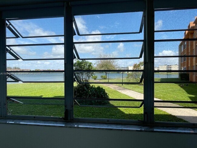 Building Photo - 1591 NE Miami Gardens Dr