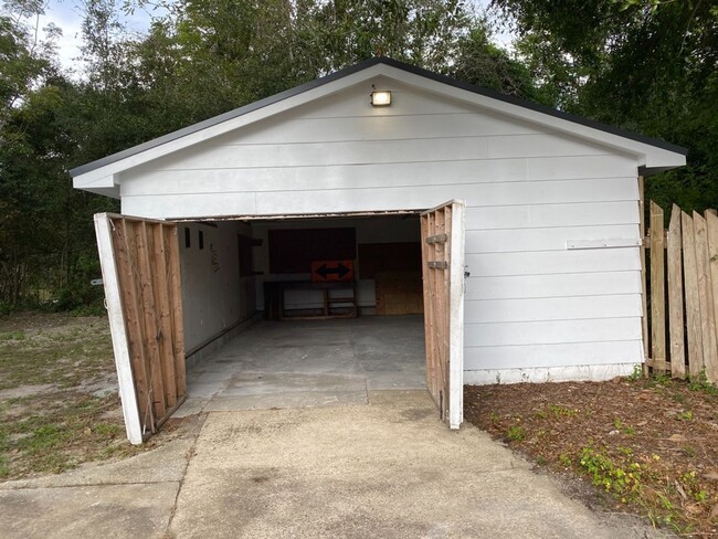 Building Photo - SUNSET PARK - Renovated Cottage Style home...