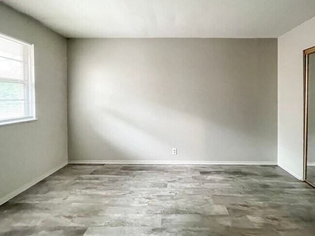 Building Photo - Close to Campus and McGalliard Road