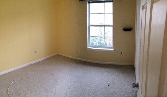 Building Photo - Top Floor Condo with Fireplace and Open Fl...