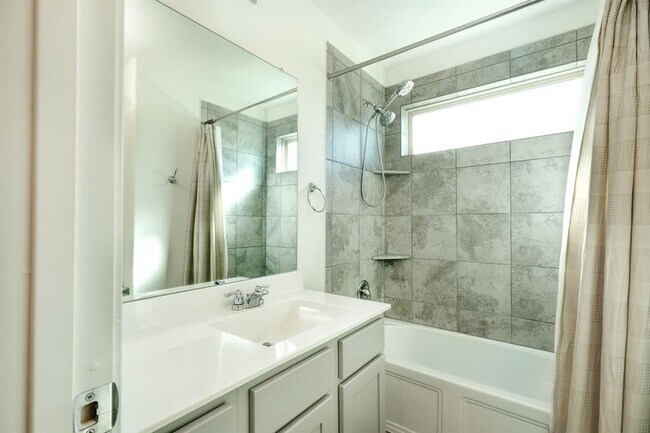 Building Photo - 717 Xanadu Dr