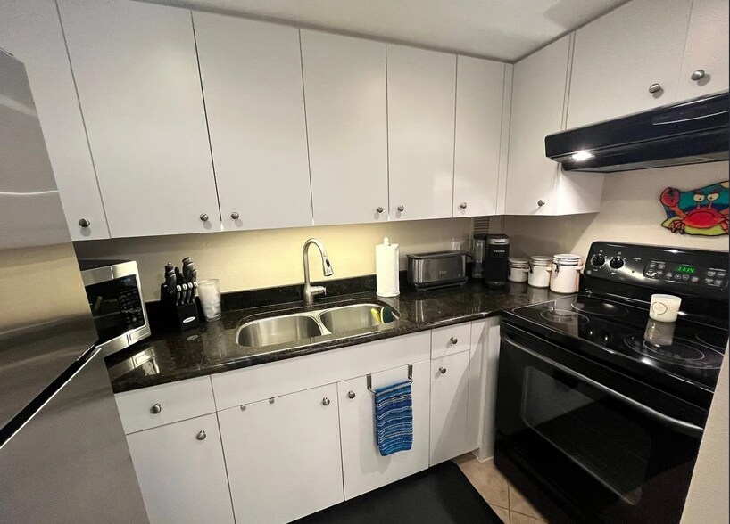 Building Photo - 880 Mandalay Ave