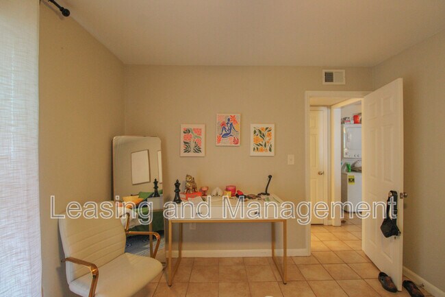 Building Photo - 867 Colony Dr