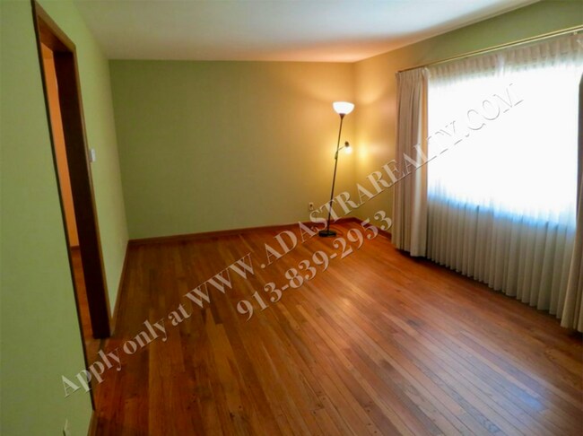 Building Photo - Beautiful 3 Bed/1 Bath Home in KCMO-Availa...