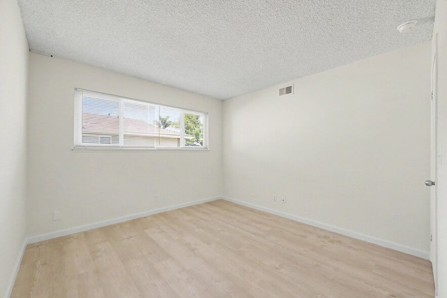 Building Photo - 1670 Calle Diamonte