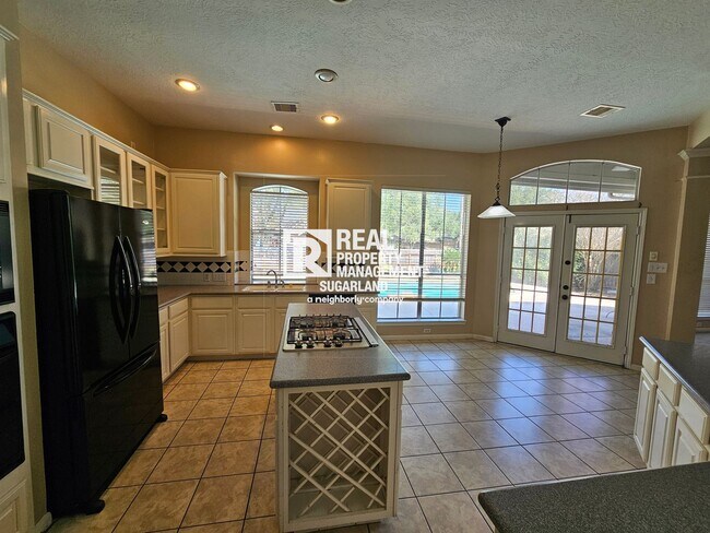 Building Photo - New Territory Oasis: Private Pool & Great Location