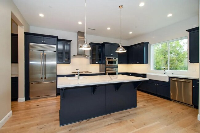 Building Photo - 583 Crescent Ln