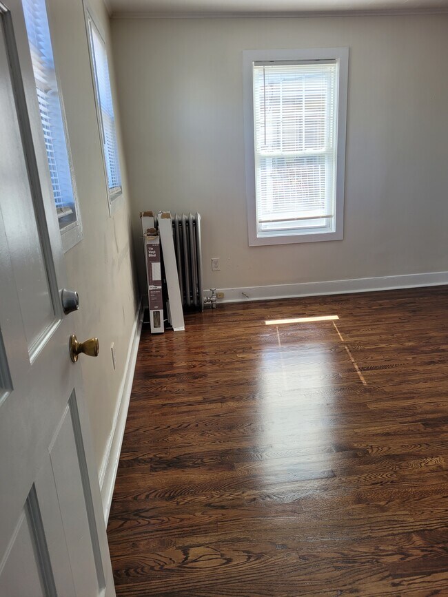 entry / living room - 402 E 18th St