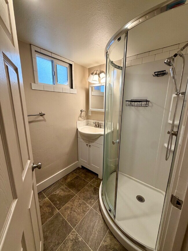 Building Photo - Charming 1-Bedroom Apartment Near Downtown | Utilities Included