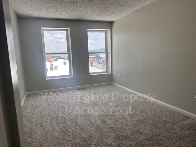 Building Photo - 104 N 8th St