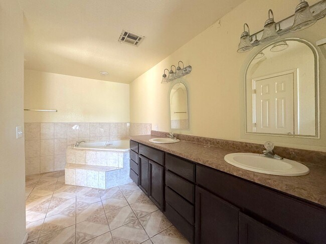 Building Photo - East El Paso 3bed/2bath!