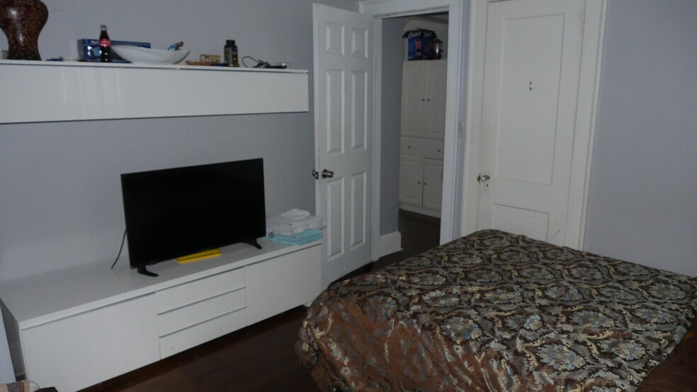 Furnished bedroom - 1065 Atlantic Dr NW