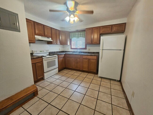 Primary Photo - 3140 8th St