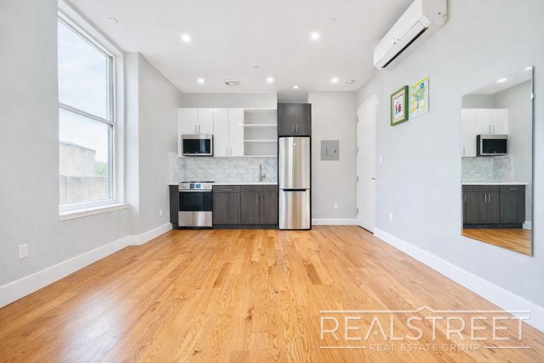 Building Photo - 2 Bed in Fort Greene with Roof Deck & Laundry!