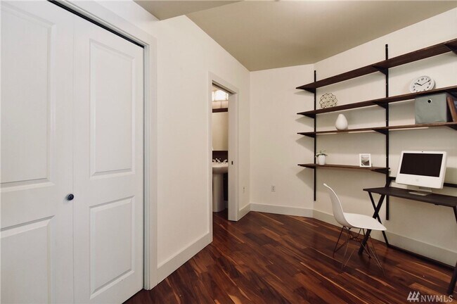 Building Photo - Spacious 1bd/1.5ba Condo in Belltown!
