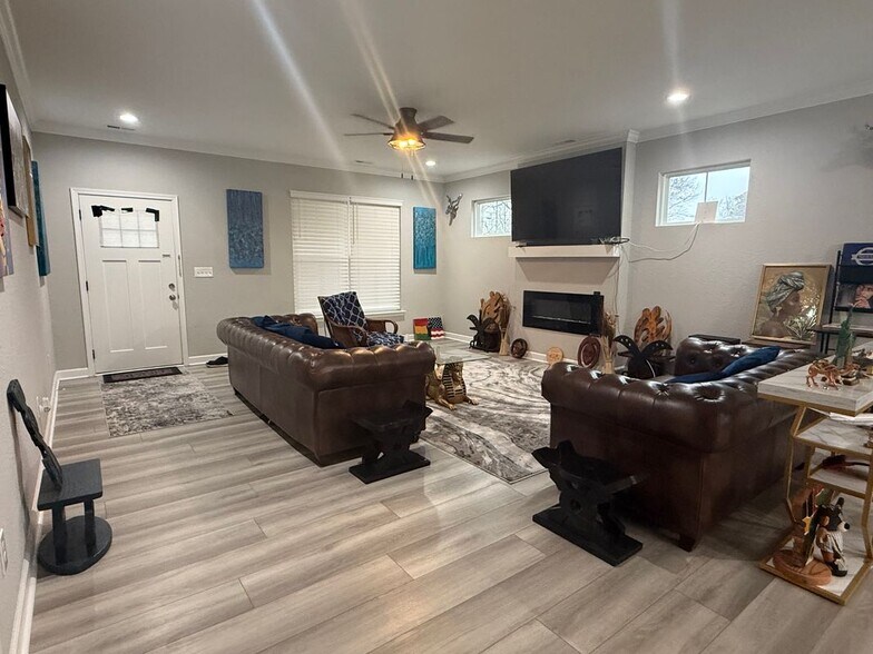 Building Photo - 1614 Hawthorne Dr