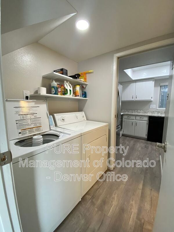 Building Photo - 564 S Carr St
