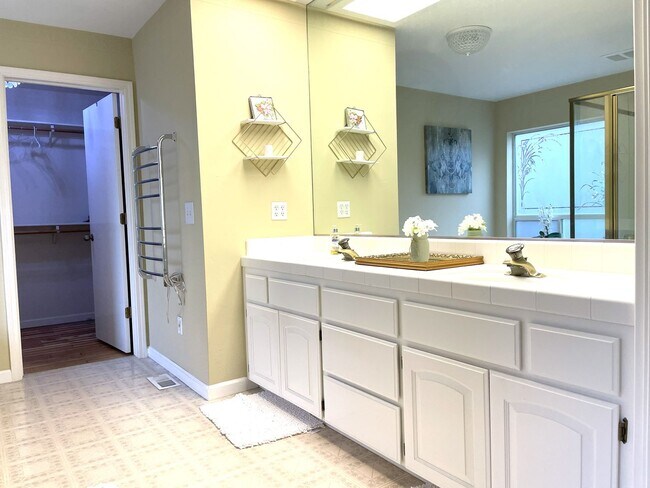 Building Photo - Elegant 4 bedroom 2.5 bath home, Completely Furnished