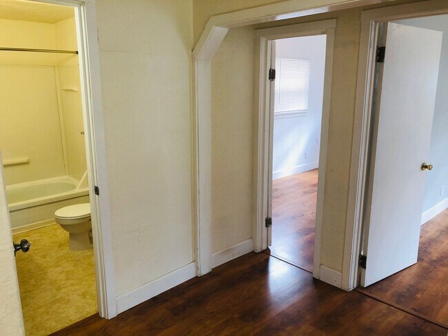 Building Photo - Freshly updated 3 bedroom 1 bath house off...