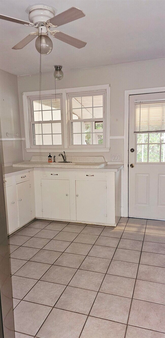 Building Photo - 908 Lakewood Ave