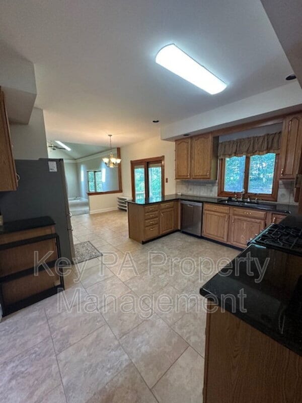 Building Photo - 16 Brookhollow Dr
