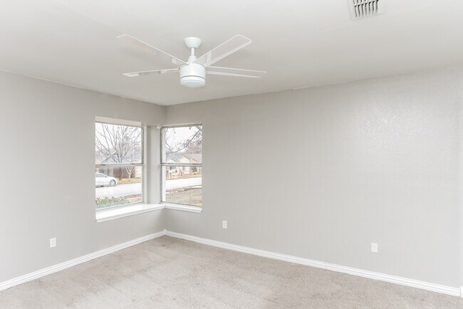 Building Photo - 2114 High Bluff Dr