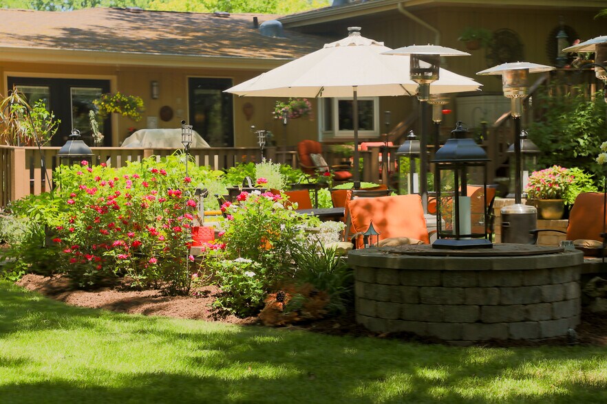 Patio - 28W461 Juanita Dr