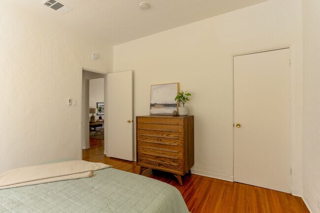 Building Photo - 2166 Beachwood Terrace
