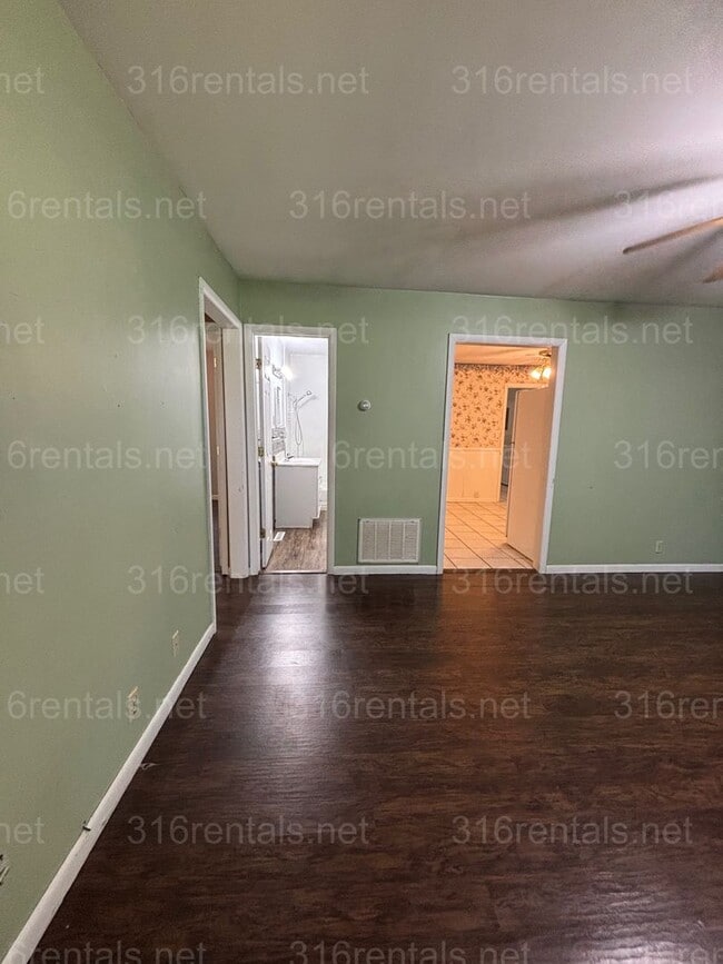 Building Photo - Two bed one bath duplex for rent NOW!