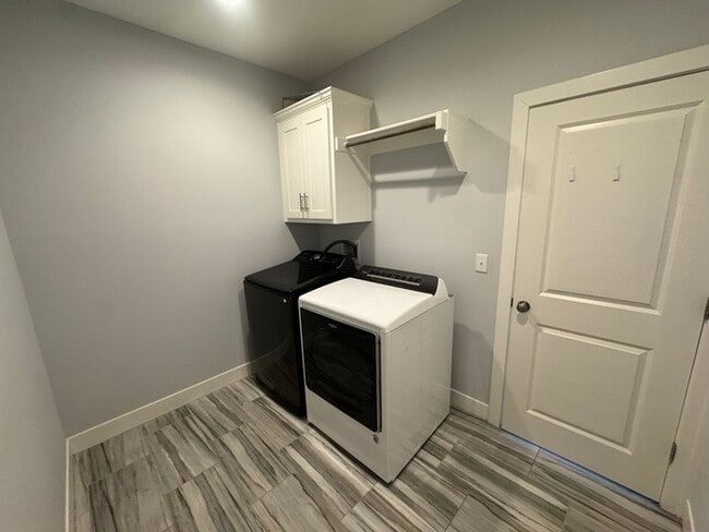 Building Photo - Luxury 5BR 4 BA Home w/ Pool and Clubhouse Access in GREAT location!