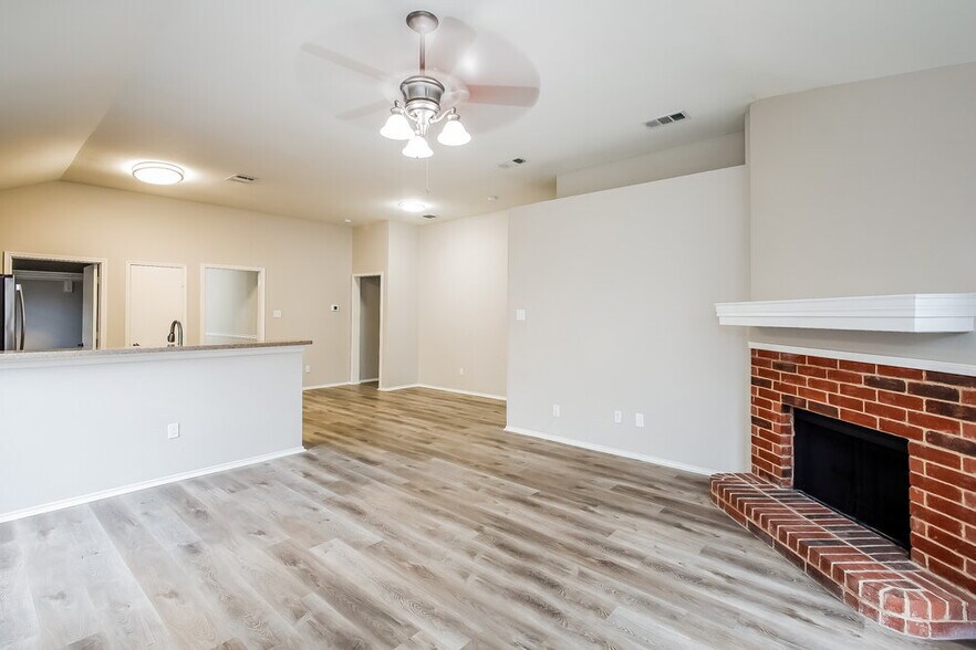 Building Photo - 817 Mackenzi Dr