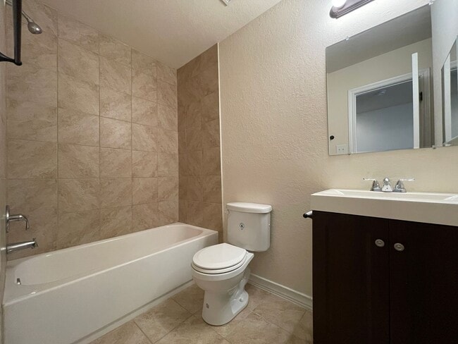Building Photo - Townhome for rent