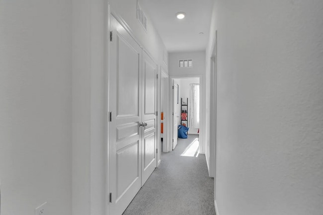 Building Photo - Beautiful Energy Efficient Hayward Townhome w/ Modern Updates
