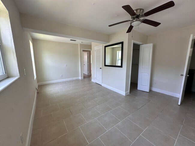 Building Photo - 840 W 1st St