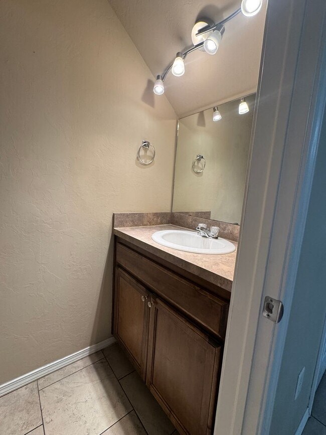 Building Photo - 1301 SW Washington apt 3- AVAILABLE NOW!