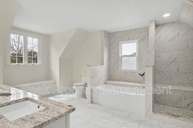 Building Photo - 2616 Redwood Ave