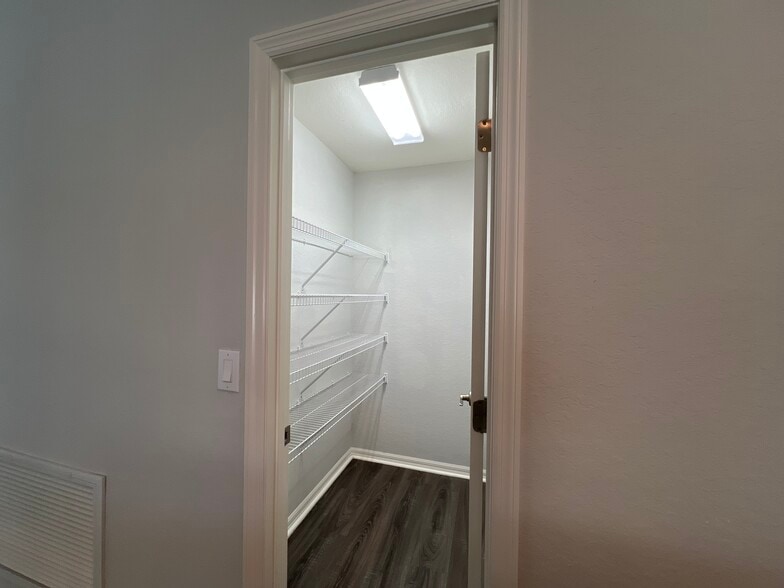 Building Photo - 900 Kingfisher Dr