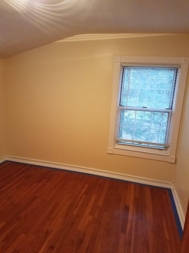 Building Photo - 445 W Hartsdale Ave