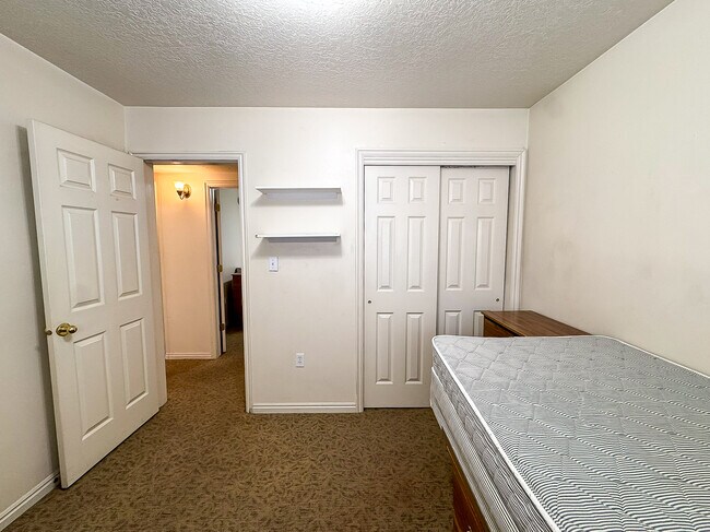 Building Photo - 391 E 700 N