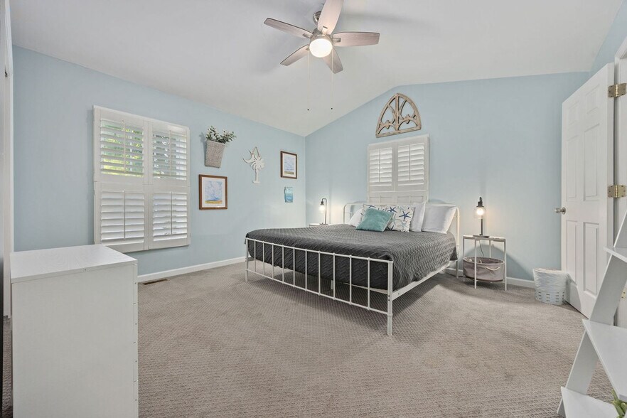 Building Photo - 347 Seabreeze Dr