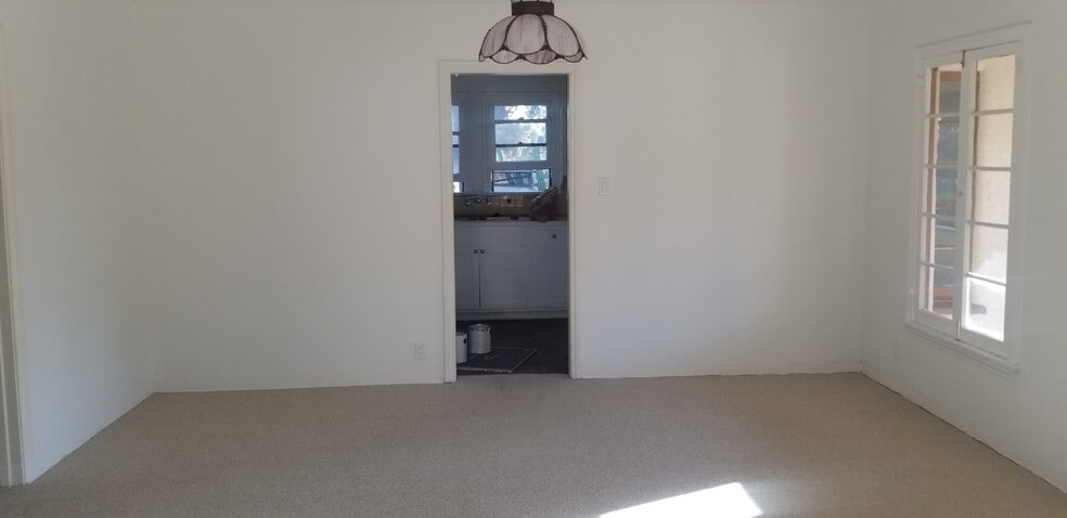 dinning room - 1278 S Burnside Ave