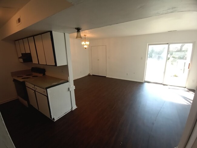 Building Photo - 3 bedroom, 1.5 bathroom Townhouse in Virgi...