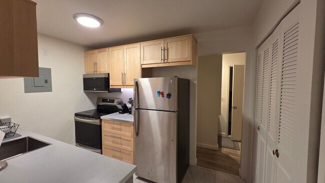 Building Photo - 2 Bedroom 1 Bath - Blocks from Pearl Street and Downtown