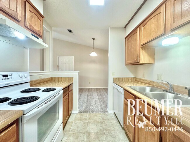 Building Photo - **$200 OFF FIRST MONTHS RENT**