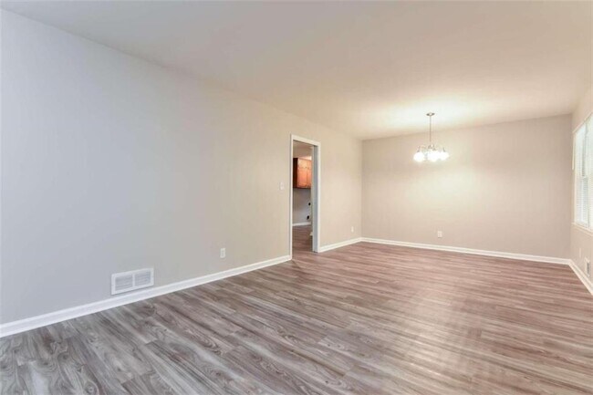 Building Photo - 2618 Treadway Dr