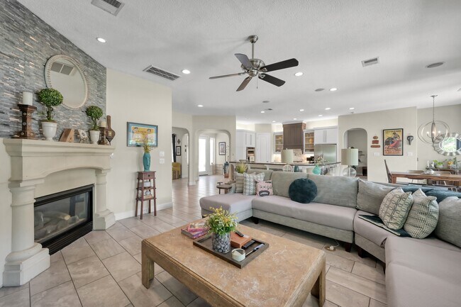 Building Photo - 204 W Pines Dr