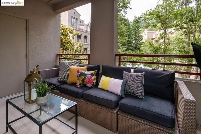 Building Photo - Comfortable 2BR Condo with Patio - Gated Oakland Living