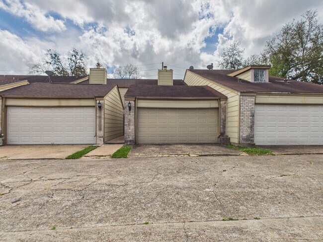 Building Photo - 14211 Briarsage Ct